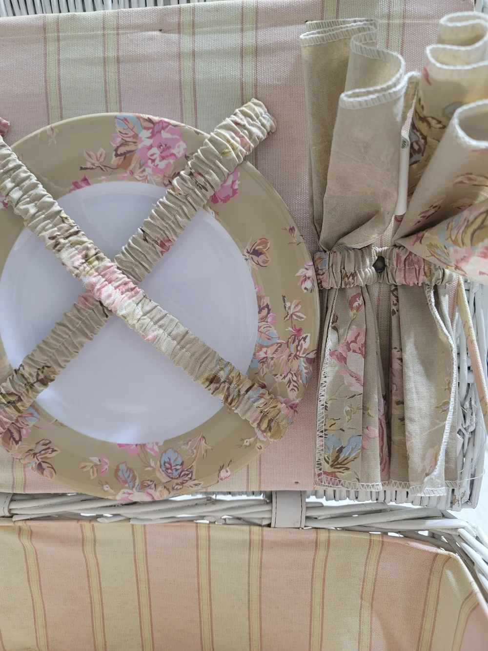 Very Rare‎ Rachel Ashwell Simply Shabby Chic Picnic Basket White Wicker Pink